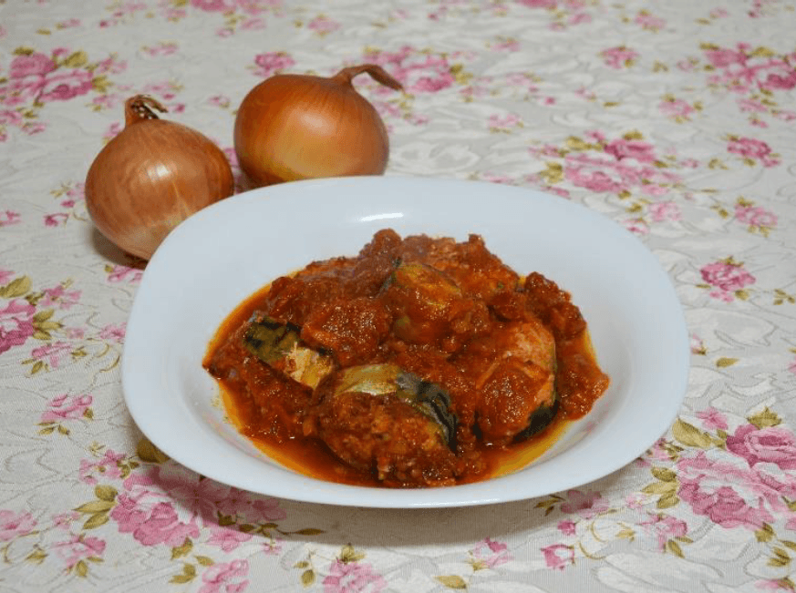 скумрия с домати